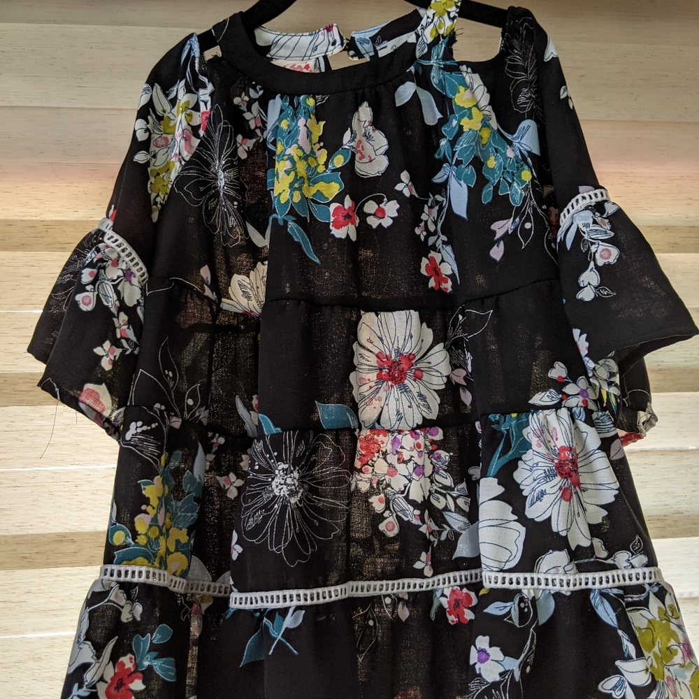 Beautiful Blouse with bell sleeves - Girls size medium